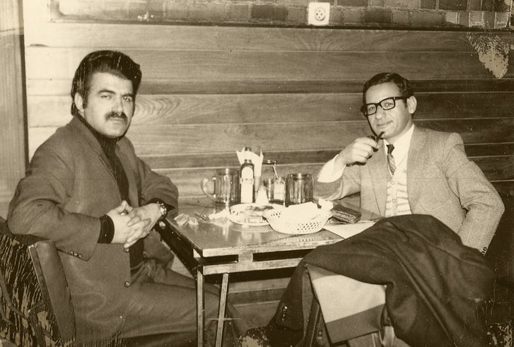 با فرجالله صبا، روزنامهنگار (که نامهی خیالی او از طرف چاپلین به دخترش هزاران بار منتشر شده است) — با فرجالله صبا.